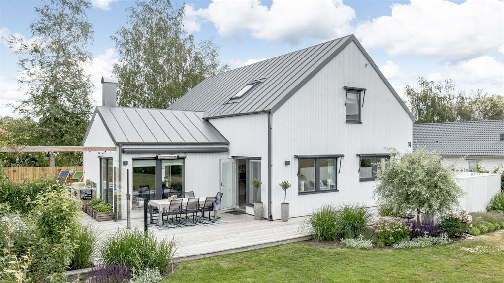Modent vitt 1,5 plans hus med indragen takfot V15061