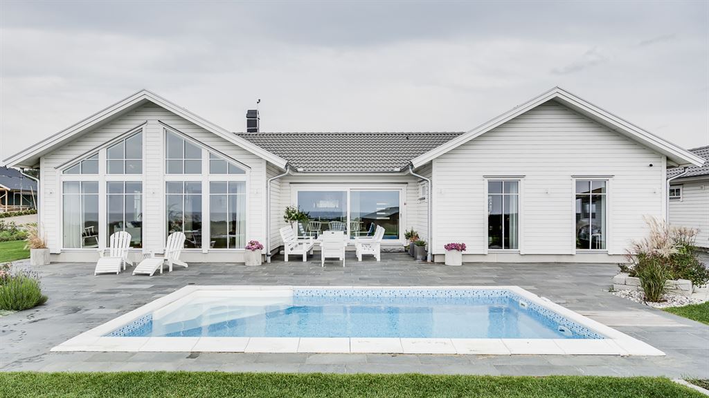 Villa V16018 H-hus med egen pool på baksidan från Varbergshus