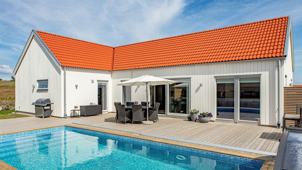 Exteriör bild av ett vitt kundanpassat Villa Strandlyckan från Varbergshus