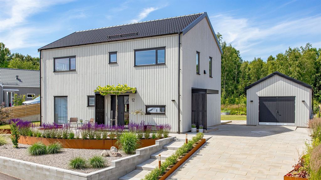 Exteriör bild av ett laserat kundunikt Varbergshus samt garage